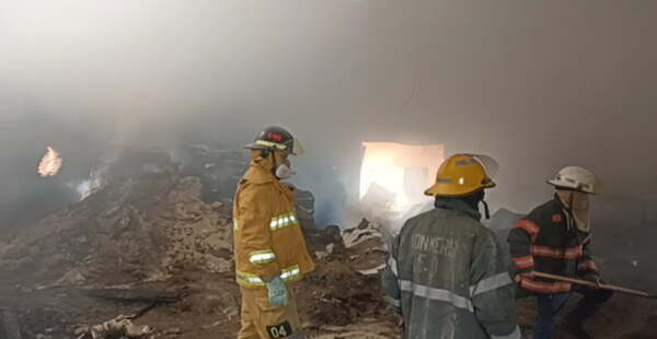 Un gran incendio consumió depósito de una yerbatera en Coronel Oviedo - Noticiero Paraguay