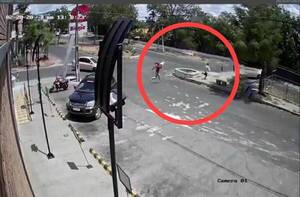 Crónica / Cajera le sacó el machete a su asaltante y lo persiguió