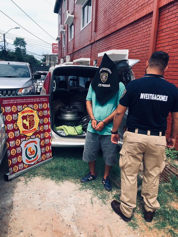 Detienen a ratero y recuperan llantas robadas - La Clave