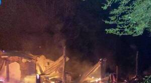 Crónica / Rayo cayó sobre una casa y la incendió por completo