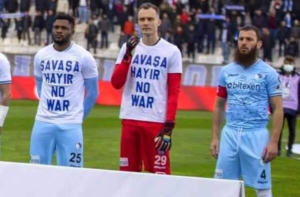 Crónica / Pelotero se niega a usar camiseta con mensaje de "no a la guerra"