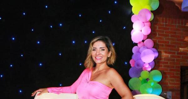 La Nación / Deisi Giménez cumplió 40 años y lo celebró con arte, show y mucho baile