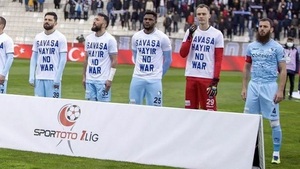 Futbolista se niega a usar camiseta con mensaje "No a la guerra"