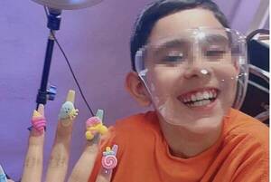 Crónica / Gabriel, el pequeño manicurista que trabaja para pagar cirugía de su hermano