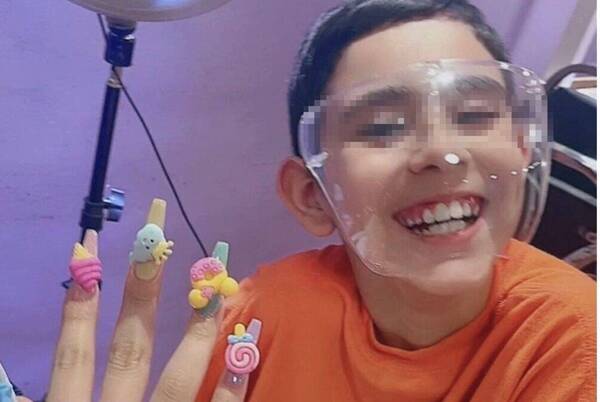 Crónica / Gabriel, el pequeño manicurista que trabaja para pagar cirugía de su hermano