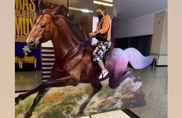 Crónica / [VÍDEO] Por culpa de su lelu, ¡ñande Miss Mundo cayó de un caballo!