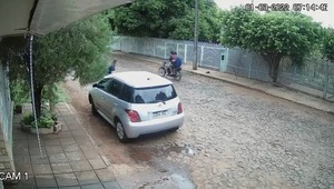 Motochorros despojan 2.800 reales y celular a estudiante brasileña - La Clave