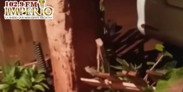 Conductora que chocó por la valla de una vivienda y la afectada no se ponen de acuerdo