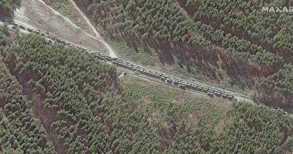 La Nación / Captan un enorme convoy militar ruso camino a Kiev