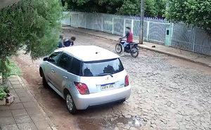Motochorros despojan de cartera y su celular a estudiante brasileña - La Clave