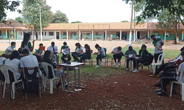 Jóvenes estudian bajo árboles a causa de los robos de Miguel Prieto con construcción de aulas