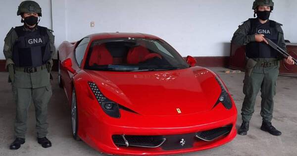 La Nación / Gendarmes incautaron Ferrari que iba desde Asunción a Buenos Aires