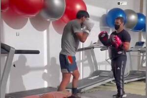 Crónica / [VÍDEO] ¡Ndetavyonde! No le desafíes a un mano a mano a Gustavo Gómez