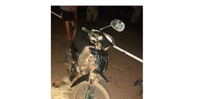 Hombre muere tras ser atropellado por una moto mientras cargaba combustible