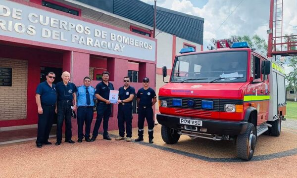 Bomberos de Franco reciben autobomba donado por Escocia
