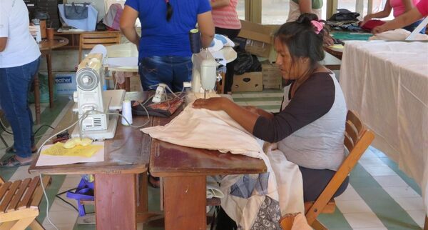 Realizan taller de capacitación para ayudantes de costura