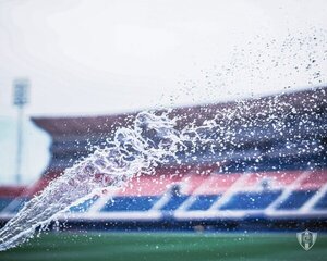 ¡AGUAnte Cerro, lekaja! Tranquilos, el estadio de Cerro sí tiene agua…