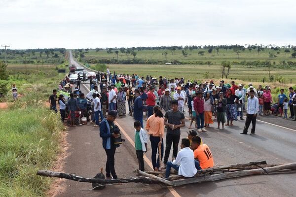 Comunidades indígenas de San Pedro bloquean ruta para exigir presencia del Estado - Nacionales - ABC Color