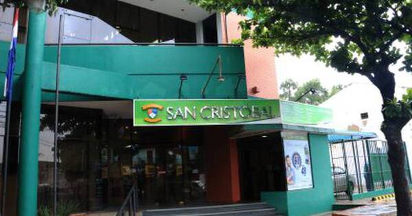 La Nación / Socios de la cooperativa San Cristóbal denuncian que no se les permite retirar la totalidad de sus ahorros