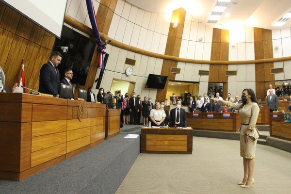 Diputados aceptan renuncia de Ozorio y toman juramento a Guadalupe Aveiro - El Trueno