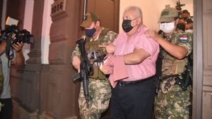 El ex diputado Juan Carlos Ozorio es llevado esposado a la Senad