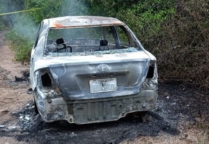 Incineran auto con un cuerpo en su interior