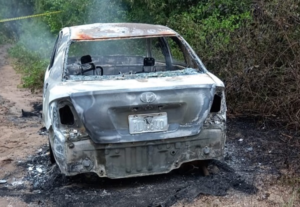 Incineran auto con un cuerpo en su interior