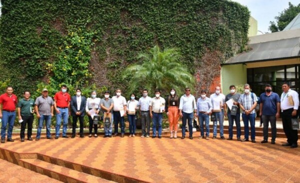 Entregan vales de combustible a 12 municipios de Alto Paraná