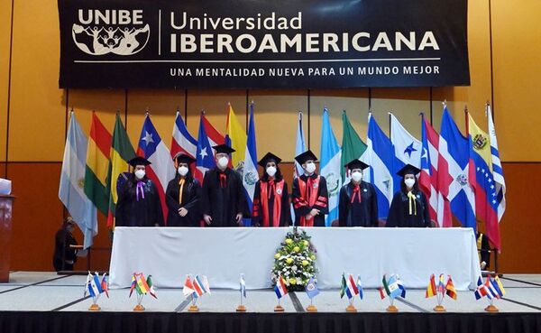 UNIBE celebró graduación - Empresariales - ABC Color
