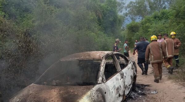 Hallan cadáver en un vehículo incinerado en Ytororó