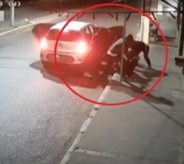 Bajaron entre tres de un auto y asaltaron a un hombre en San Antonio - Paraguay.com