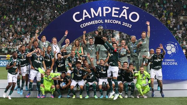 Gustavo Gómez levanta la Recopa Sudamericana con Palmeiras