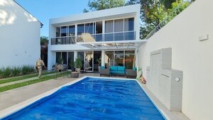 Allanan vivienda de Yolanda Insfrán, hermana del pastor prófugo | Noticias Paraguay