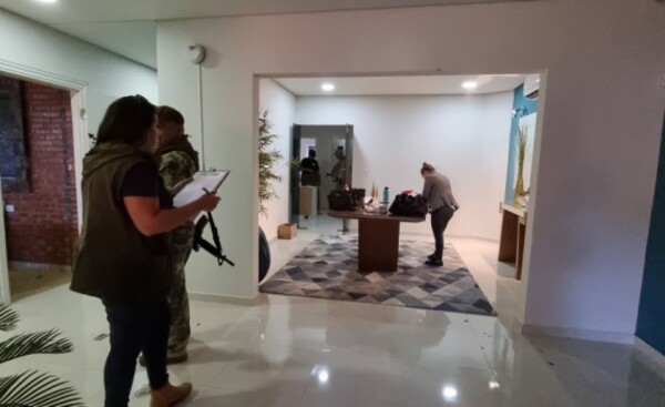 #AUltranzaPY: allanan lujosa casa de la hermana del pastor prófugo