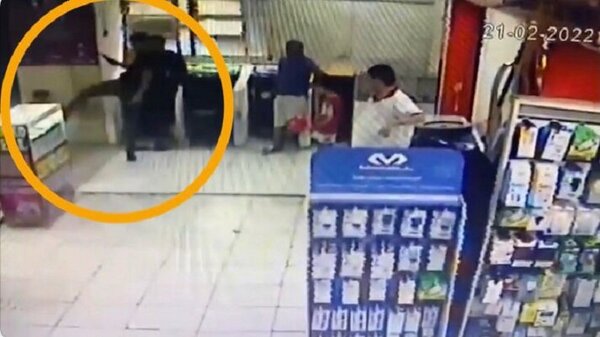 Increíble: Imputan a madre de niño que recibió una patada en un comercial | Noticias Paraguay