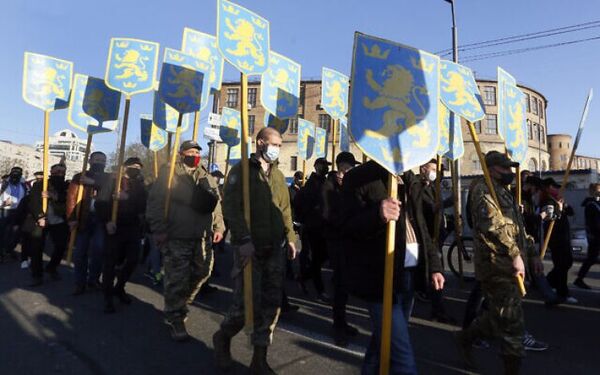 Los cientos de ucranianos que asistieron a la marcha que celebran a los soldados Nazis de las SS