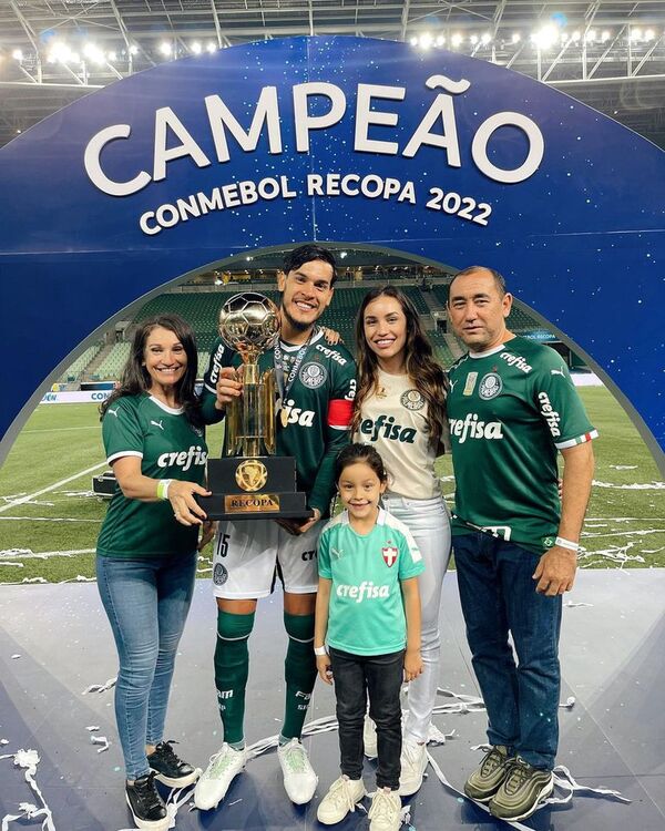Gustavo Gómez celebró la obtención de la Recopa rodeado de su familia - Gente - ABC Color
