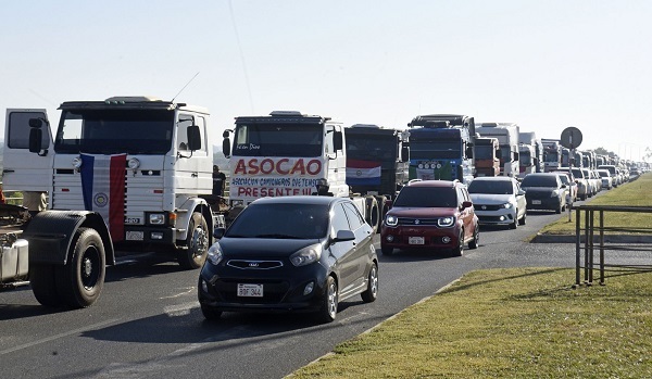 Camioneros acuerdan suba de precio de flete y desactivan paro