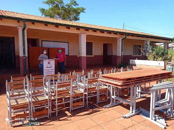 Gobernación prosigue entrega de mobiliarios a escuelas de Itapúa