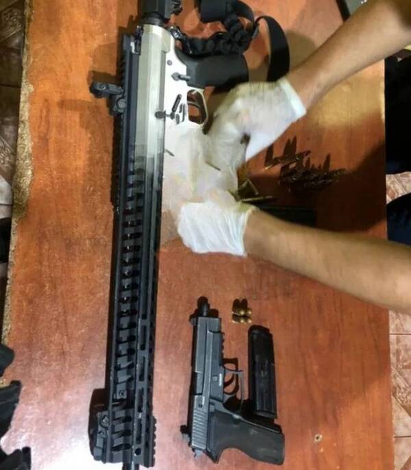 Crónica / Los Magníficos un poroto. Exintendente detenido con fusil, pistola, eré erea