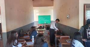 La Nación / Escuela de Encarnación clausuró aulas por peligro de derrumbe y alumnos dan clases en pasillos