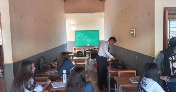 La Nación / Escuela de Encarnación clausuró aulas por peligro de derrumbe y alumnos dan clases en pasillos