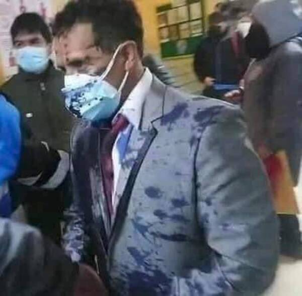 Crónica / Cinco peques arruinaron la boda de su padre por no pasarles para la comida