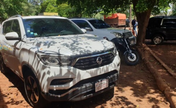 Denuncian abandono de una camioneta en el estacionamiento de la feria