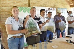 Entregan más de 3.600 crías de Pacú y tractores a productores de Coronel Bogado