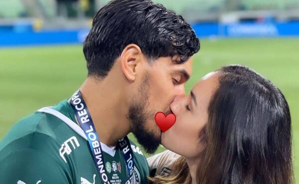 Crónica / [VÍDEO] ¡Vino y chapes en el festejo privé de Gustavo Gómez!