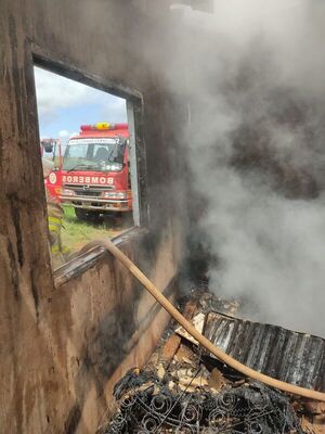 Bomberos sofocaron incendio de una vivienda en Cerro Cora’i - Radio Imperio
