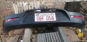 Raudal dejó este paragolpe con chapa patente frente a una casa en San Lorenzo » San Lorenzo PY