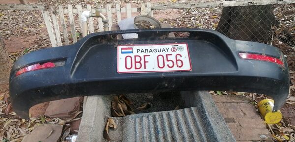 Raudal dejó este paragolpe con chapa patente frente a una casa en San Lorenzo » San Lorenzo PY