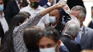 Diario HOY | Una mujer lanza agua al presidente chileno Piñera en un acto en La Moneda